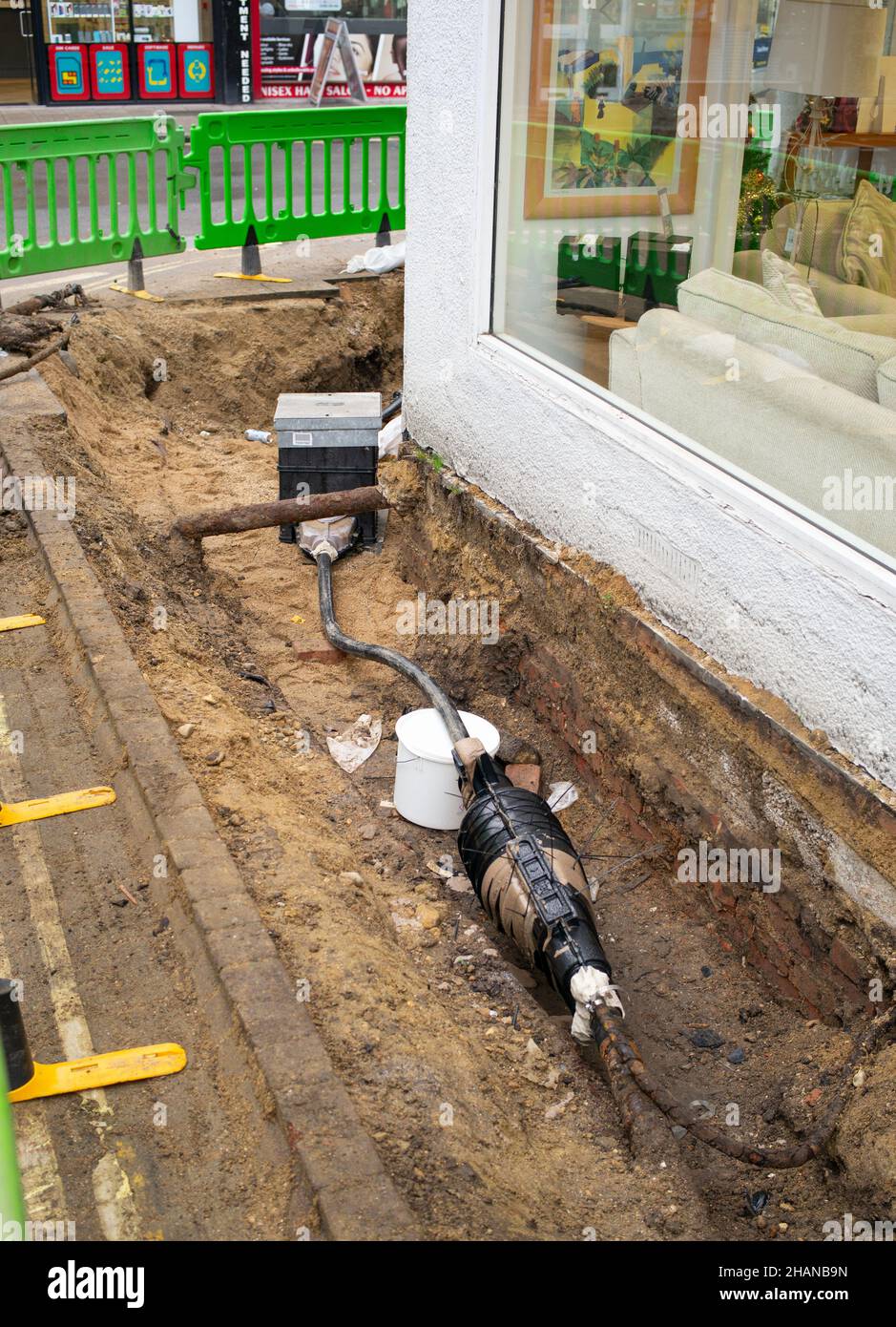La pavimentazione è stata rimossa per mostrare i cavi di servizio e di utilità che normalmente nascondono il sottosuolo. Foto Stock
