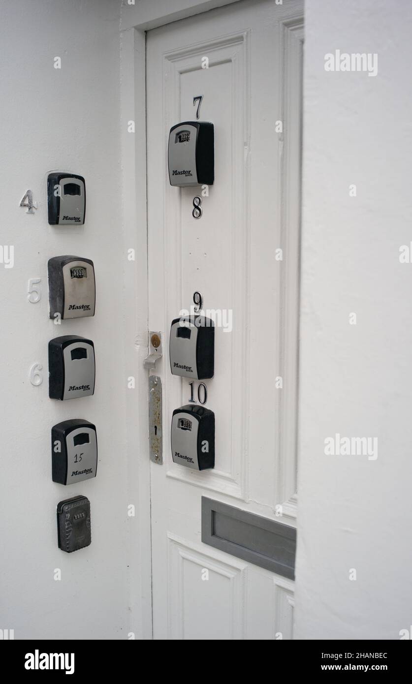 Complesso piatto con più punti di accesso con chiave master lock sulla porta d'ingresso. Foto Stock