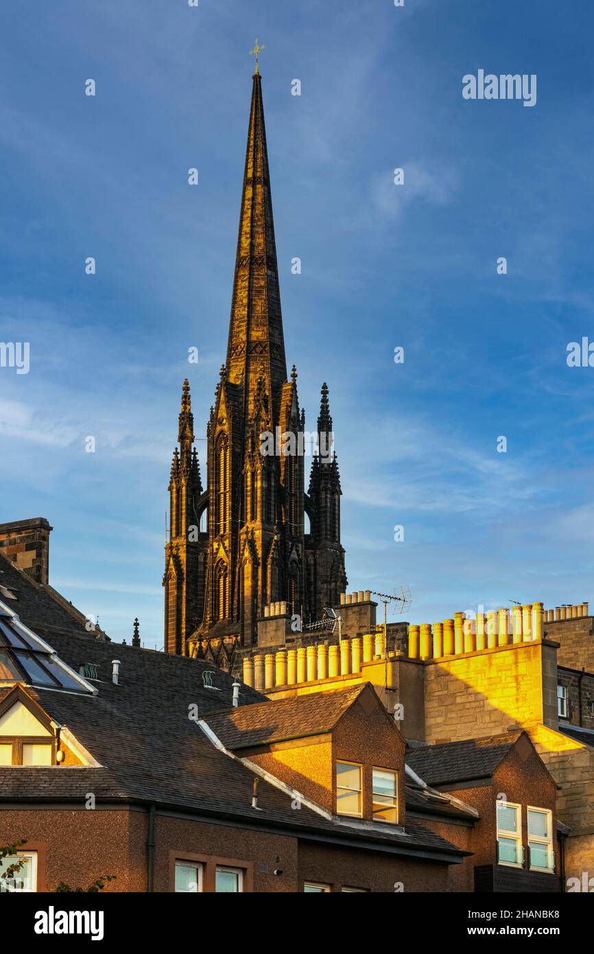 Edinburgh Roof Tops-colorful, dettaglio della guglia ornata di Tollbooth Kirk, ora l'hub, e tetti residenziali con molti Chimneys, nel centro di Edimburgo Foto Stock