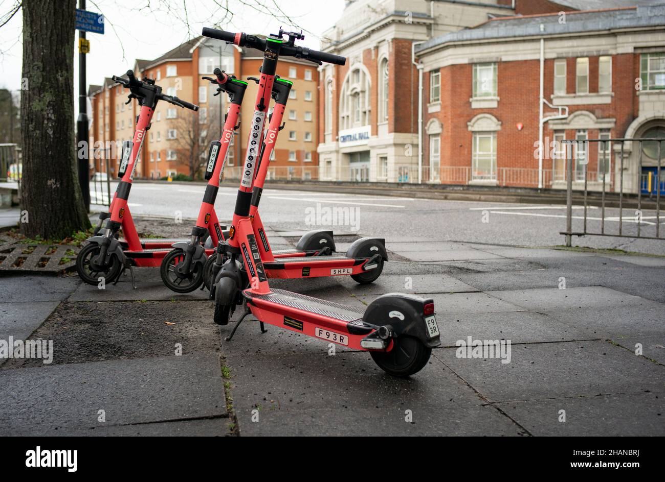 Il programma di noleggio di scooter e-scooter Southampton è in fase di trialling da voi. Gli scooter si trovano in giro per la città per essere attivati da un'app utilizzata dai piloti. Foto Stock