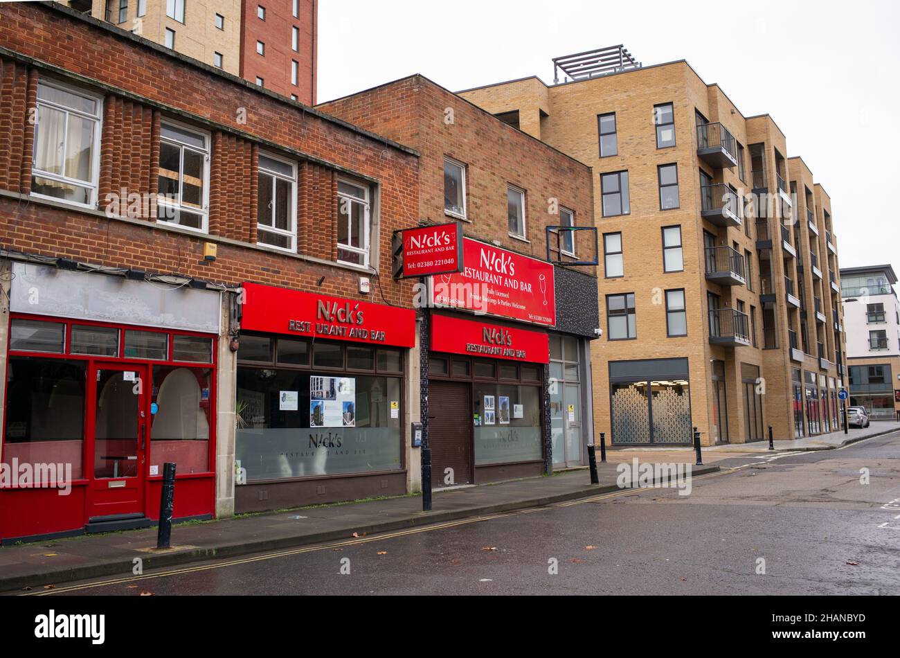 Il ristorante Nicks e gli edifici collegati in East Street Southampton un'area che sta per avere un esteso edificio di rigenerazione. Un punto di riferimento locale. Foto Stock