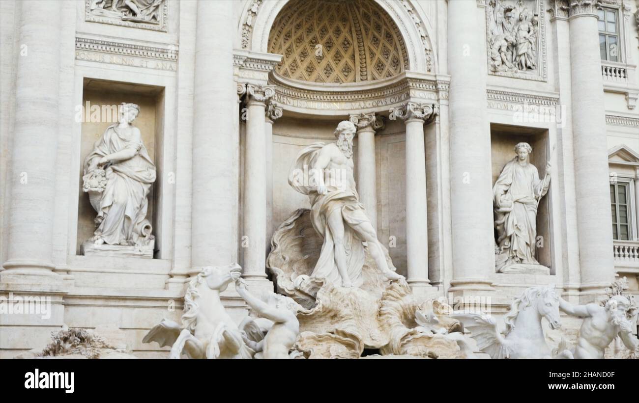 La Fontana di Trevi è una fontana di Roma. Scorta. E' la piu' grande fontana  barocca della citta'. Si trova nel rione di Trevi Foto stock - Alamy