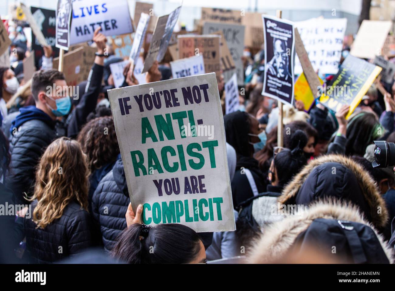 Le vite nere contano i manifestanti con se non siete anti-razzisti siete complice la targa a Londra 2020 Foto Stock