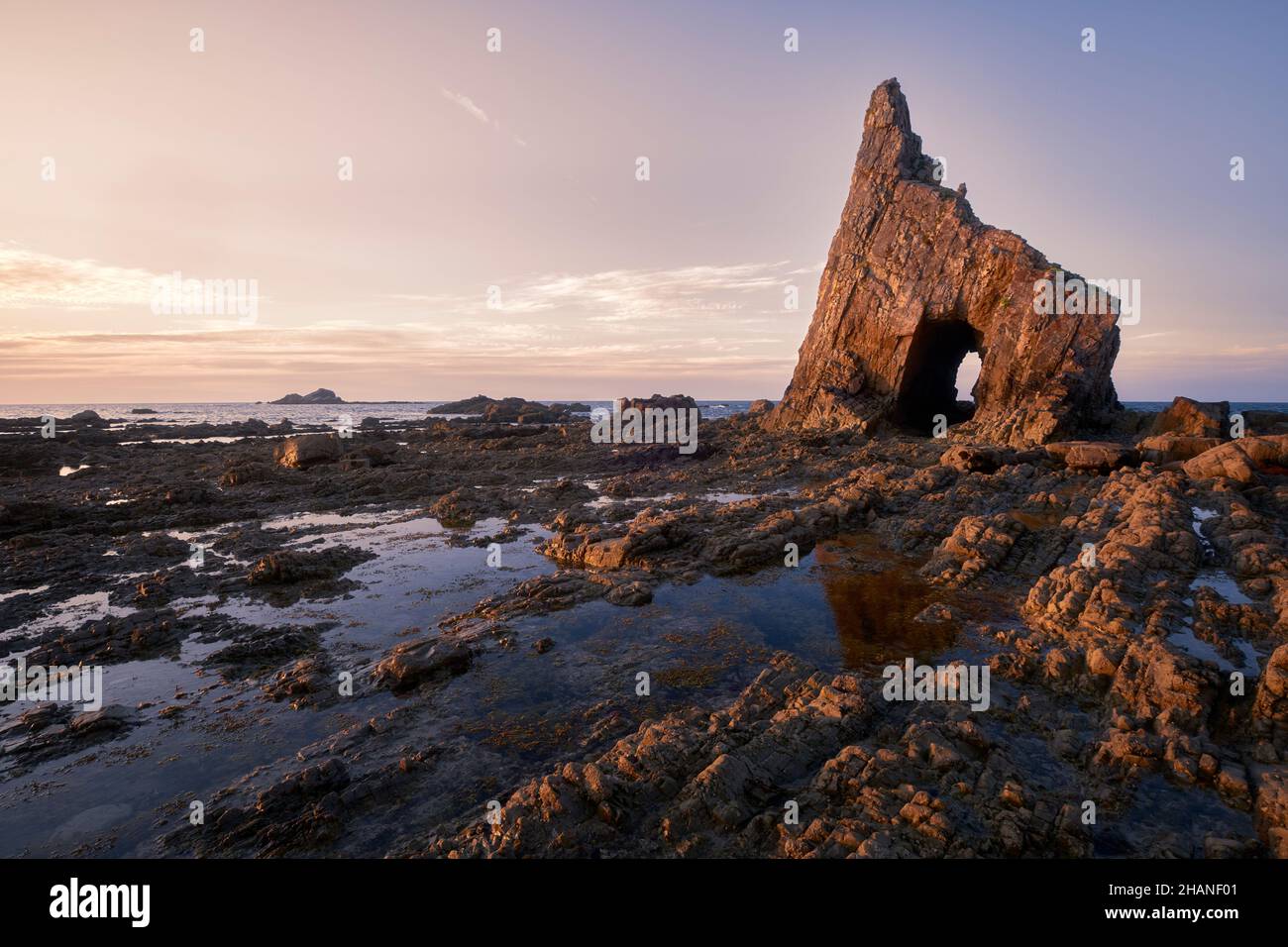 Tramonto sulla spiaggia di Campiechos (Asturie - Spagna) Foto Stock