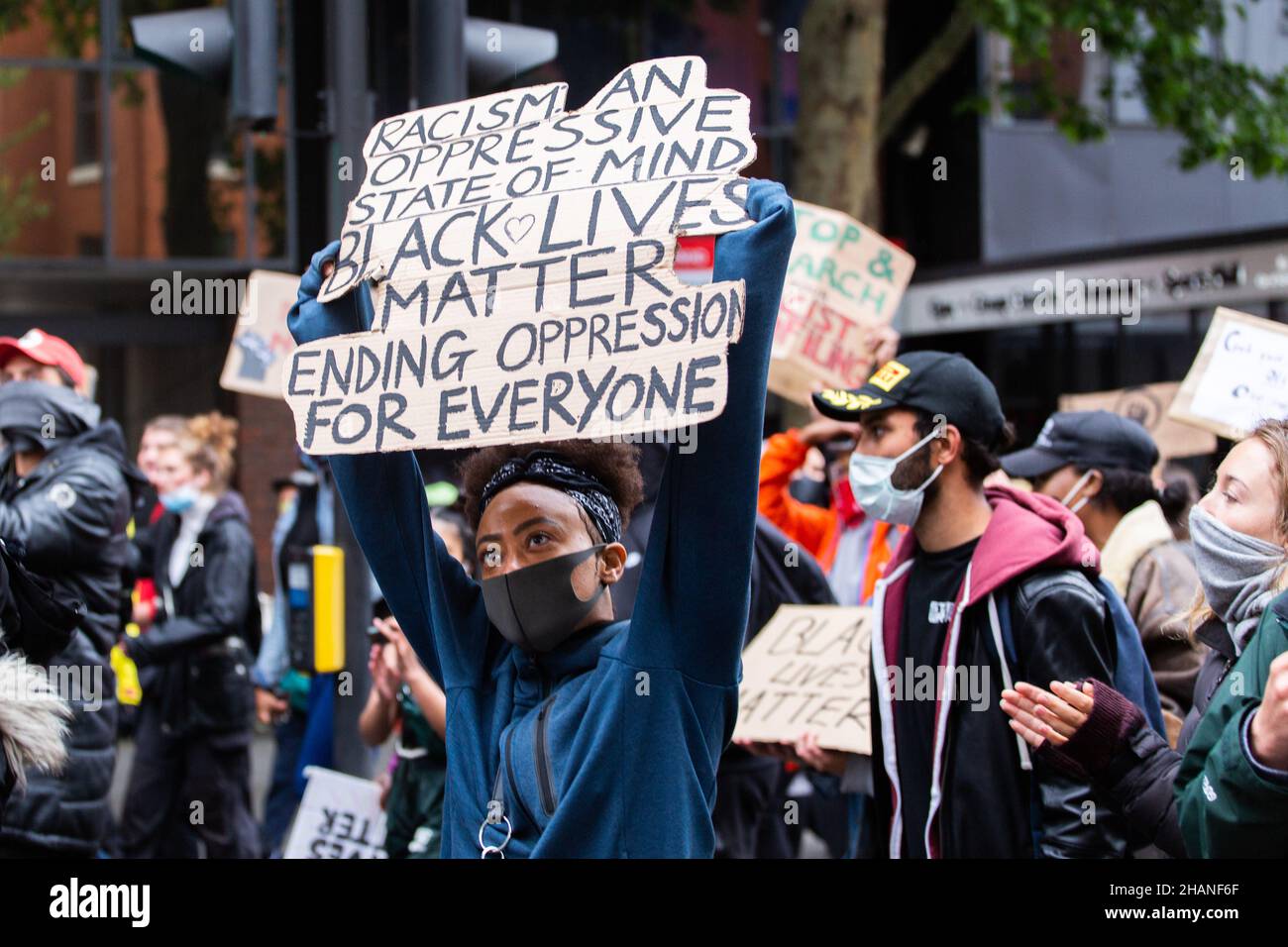 Protesta femminile BLM con fine oppressione per tutti i placard a Londra 2020 Foto Stock