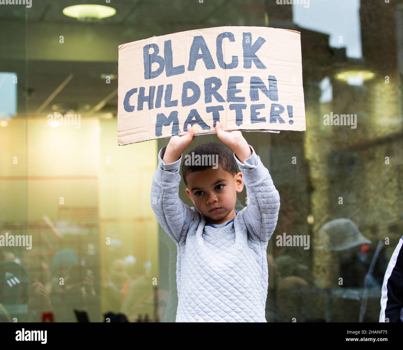 Bambino BLM Protestor in possesso di bambini neri materia segno di Londra 2020 Foto Stock