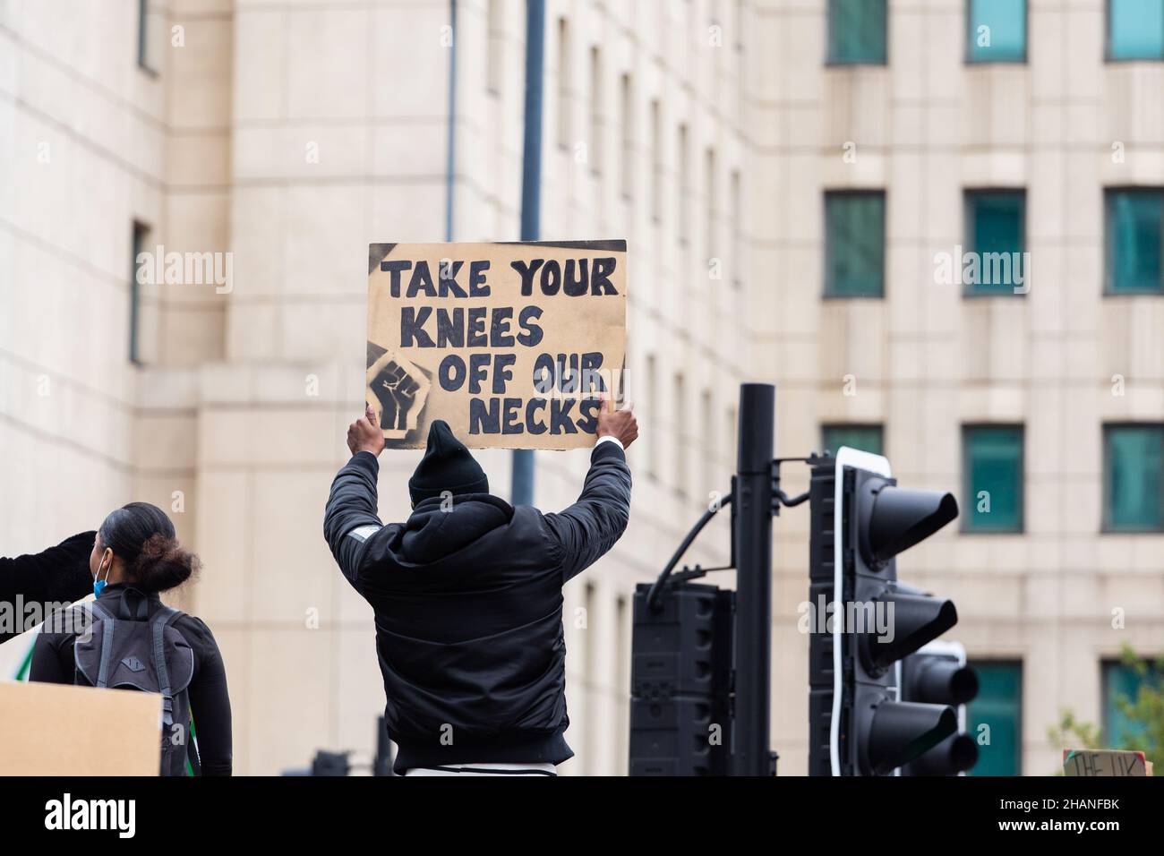 BLM protestor con cartello togliere il ginocchio dal nostro collo London 2020 Foto Stock