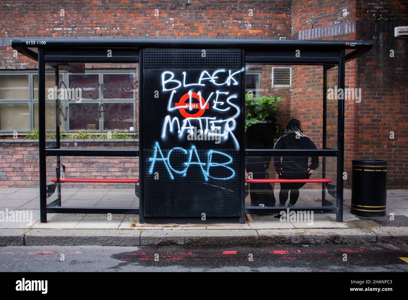 Black Lives Matter e ACAB Graffiti sulla fermata dell'autobus di Londra 2020 Foto Stock