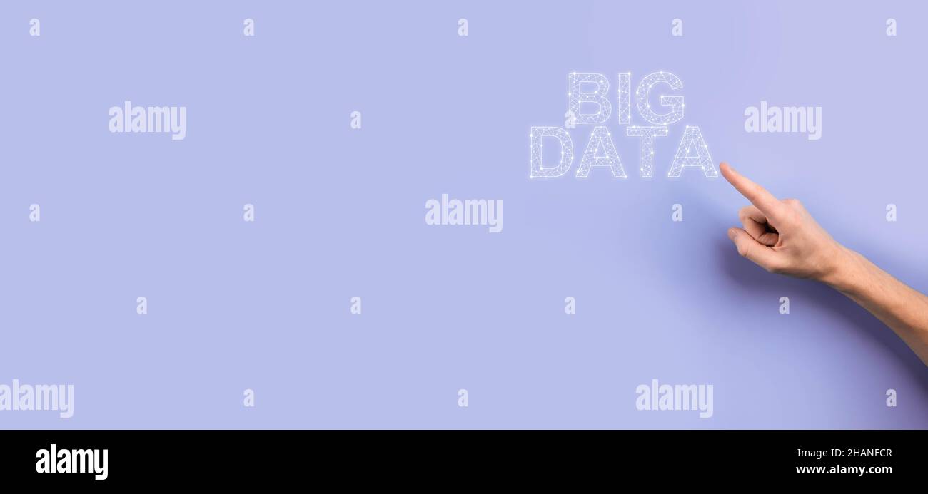 L'uomo d'affari in un vestito su sfondo scuro contiene L'iscrizione BIG DATA. Concetto di server online della rete di storage. Analisi di social network o business Foto Stock