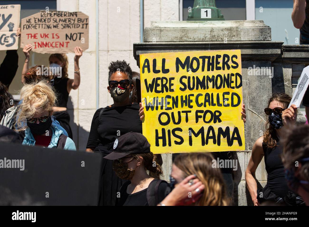 Black Lives Matter manifestanti con segno tutte le madri sono state convocate quando ha chiamato per la sua mamma Brighton 2020 Foto Stock