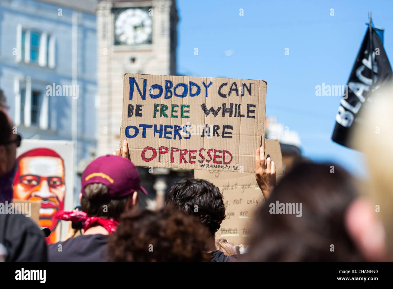 Black Lives Matter protesta Brighton 2020 con segno nessuno può essere libero mentre altri sono oppressi Foto Stock