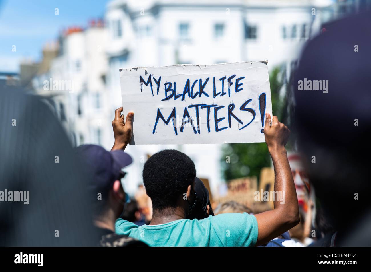 BLM Protestor Brighton 2020 tenere la mia vita nera importa segno Foto Stock