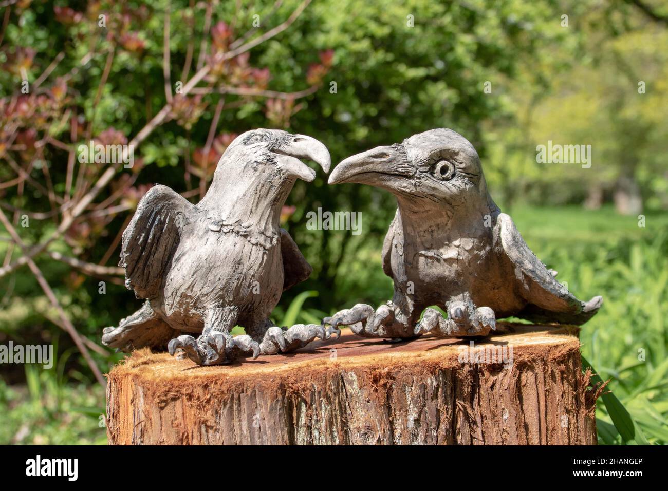 sculture in legno corvi intagliati in legno Foto Stock