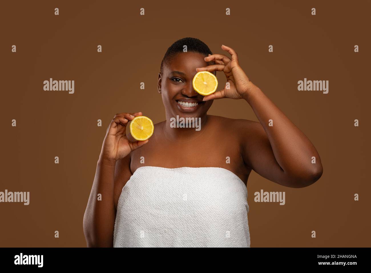 Più taglia nera donna coprente occhio con metà di agrume Foto Stock