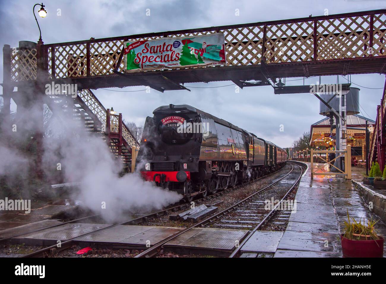 La locomotiva a vapore Heritage City of Wells porta il Santa Special alla stazione di Ramsbottom sulla ferrovia East Lancashire. Foto Stock