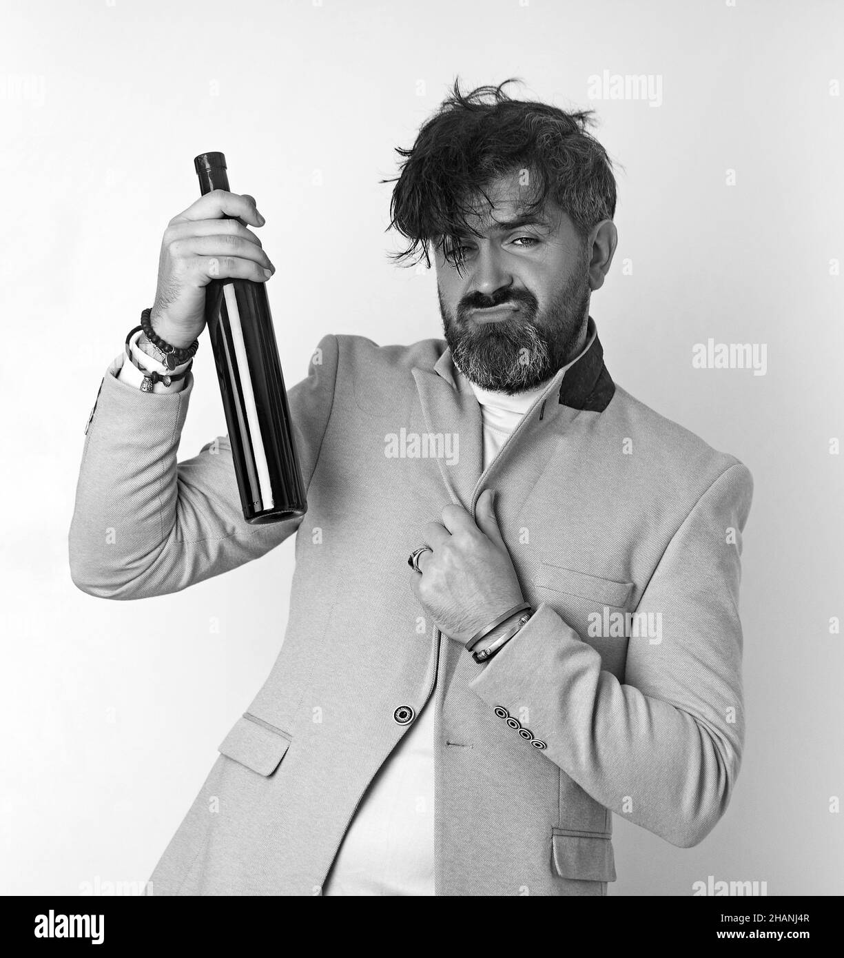 L'uomo dipendente dall'alcol rimane da solo con una bottiglia di alcol. Foto Stock