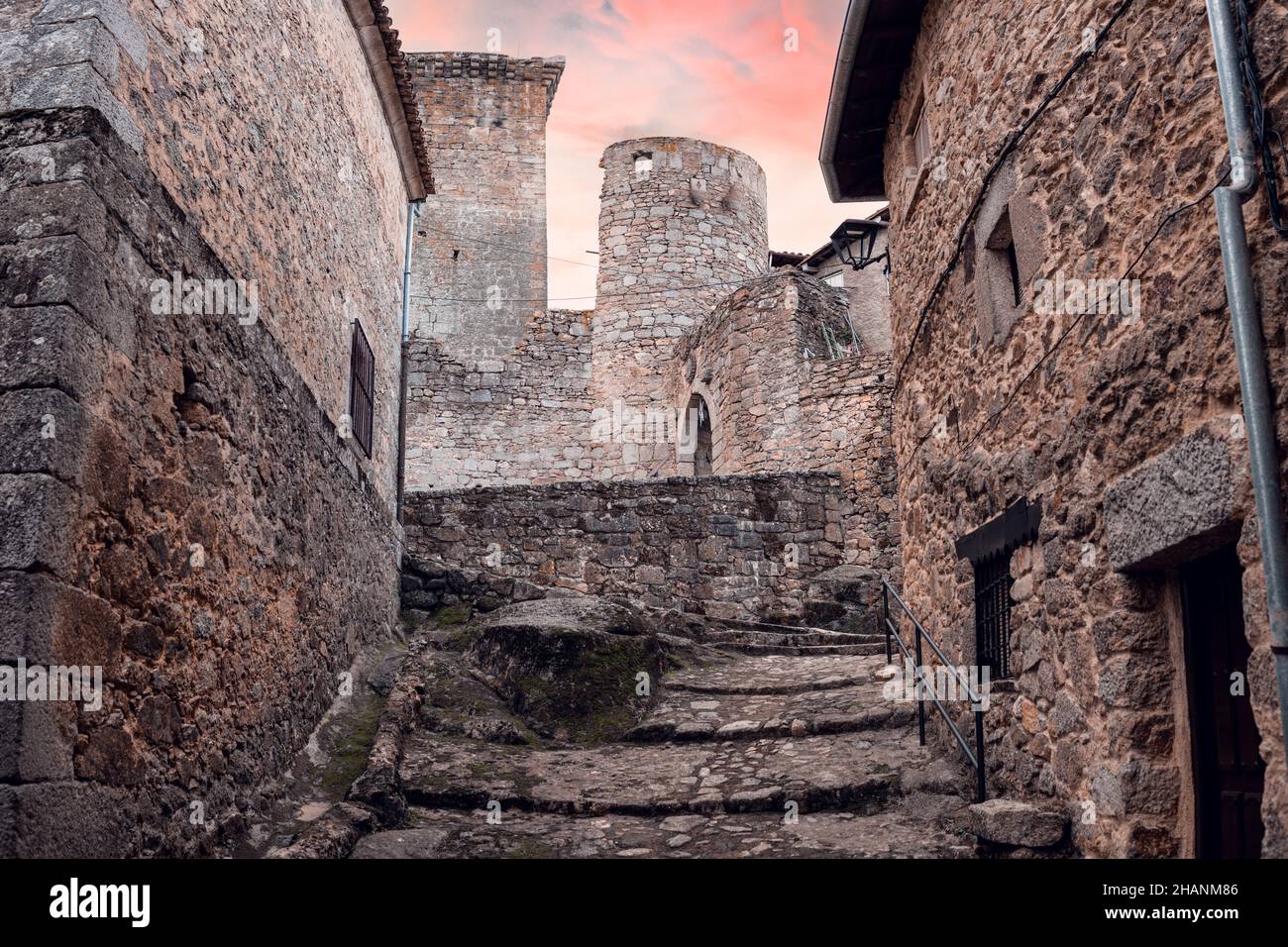 Miranda del Castañar, Spagna - 5 dicembre 2021: Vista panoramica della città di Miranda del Castañar, città medievale della provincia di Salamanca. Foto Stock