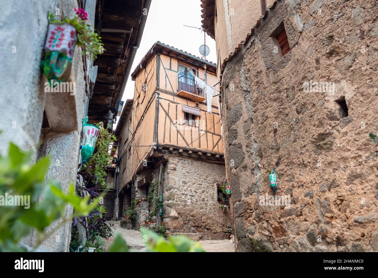 Miranda del Castañar, Spagna - 5 dicembre 2021: Vista panoramica della città di Miranda del Castañar, città medievale della provincia di Salamanca. Foto Stock