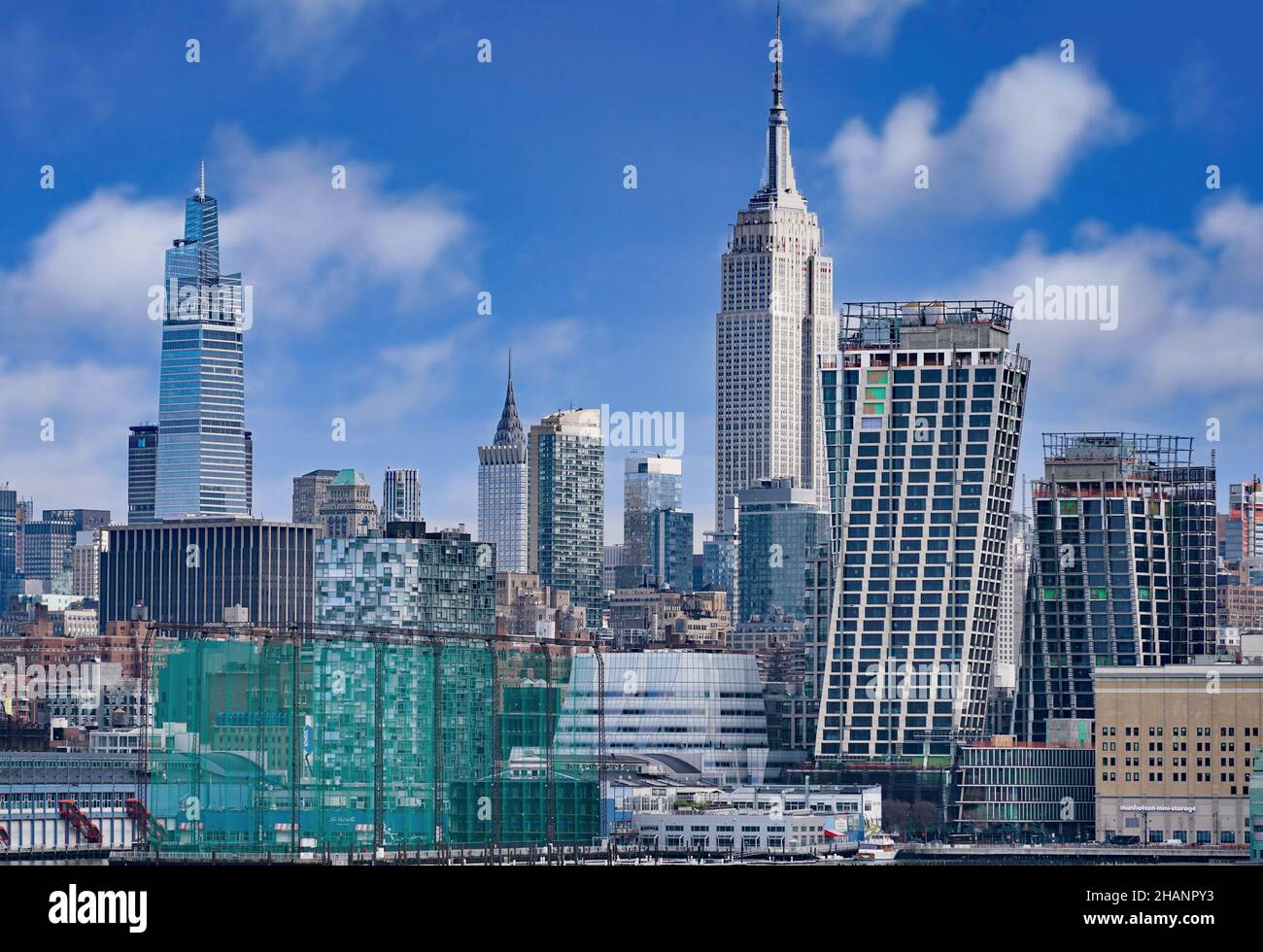 New York, NY - 28 dicembre 2020: Lo skyline del centro di Manhattan, con una gamma di stili architettonici dall'art deco all'ultra-moderno. Foto Stock