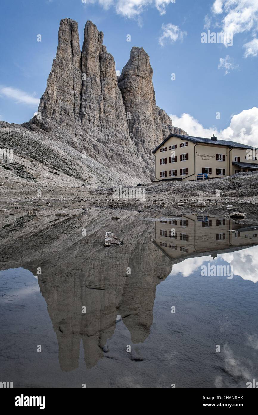 Il Rifugio Re Alberto e le Torri Vajolet si riflettono nelle acque delle Dolomiti Foto Stock