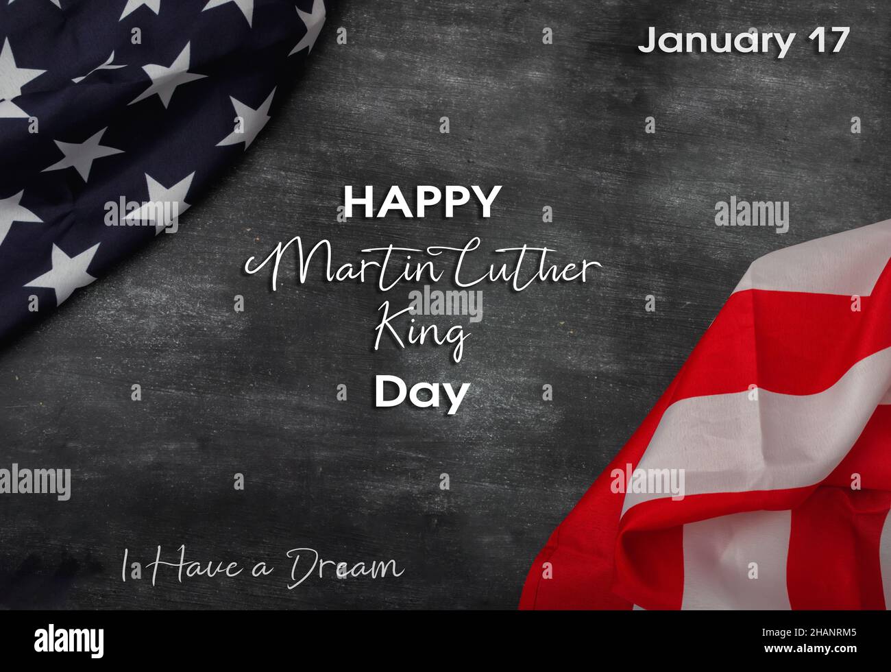 Testo gesso su lavagna felice Martin Luther King Day. bandiera americana su sfondo nero. Gennaio 17 Foto Stock