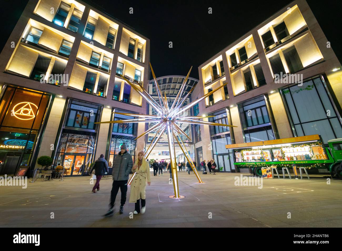 Vista notturna dell'esterno del centro per lo shopping e il divertimento del St James Quarter con decorazioni natalizie a Edimburgo, Scozia, Regno Unito Foto Stock Vista notturna dell'esterno del centro per lo shopping e il divertimento del St James Quarter con decorazioni natalizie a Edimburgo, Scozia, Regno Unito Foto Stock