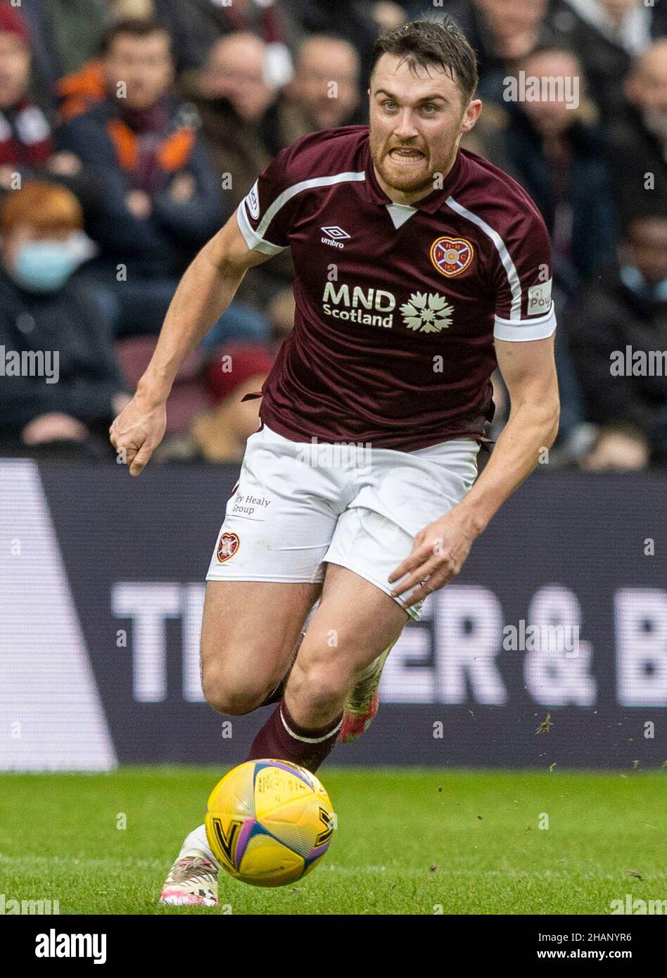 Nel cuore del Midlothian's John Souttar. Durante la partita della Cinch Premiership al Tynecastle Park di Edimburgo. Data foto: Domenica 12 dicembre 2021. Foto Stock