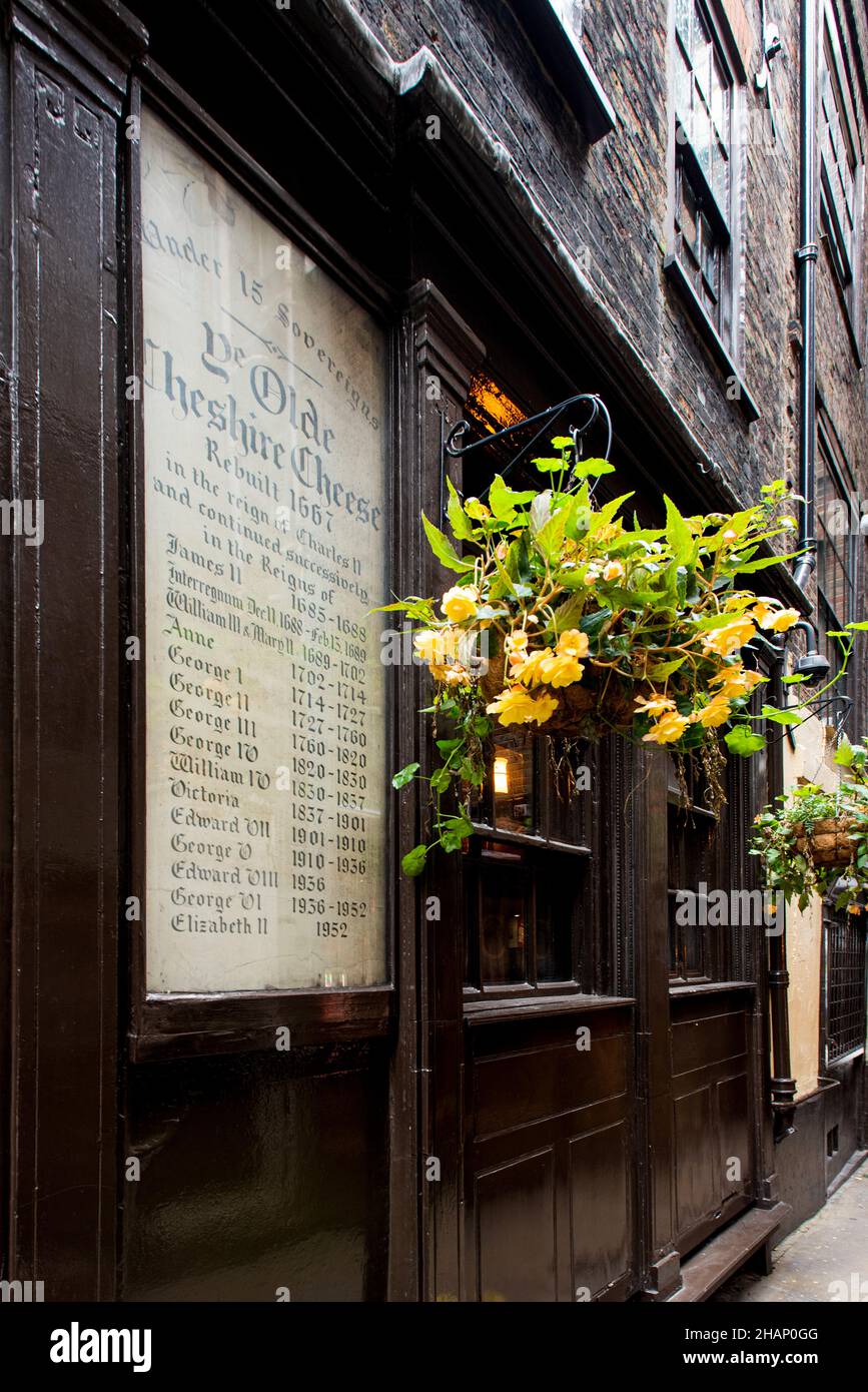YE Olde Cheshire Cheese è un pub al 145 Fleet Street, Londra. Il pub è noto per le sue associazioni letterarie, Charles Dickens, Mark Twain Foto Stock