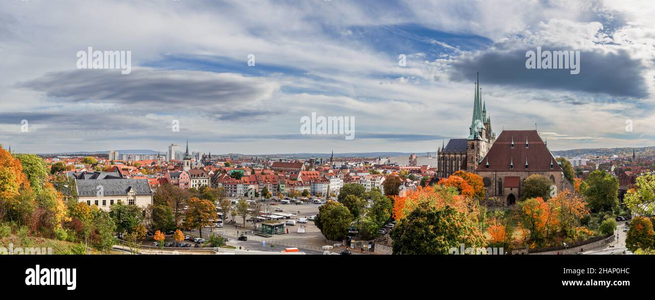 Panorama di Erfurt con la Cattedrale di Erfurt e il centro storico di Erfurt, Turingia, Germania. Foto Stock