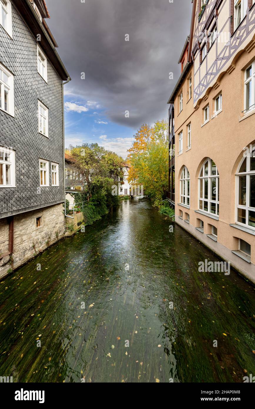 Il fiume Gera nel centro storico di Erfurt, Turingia, Germania. Foto Stock