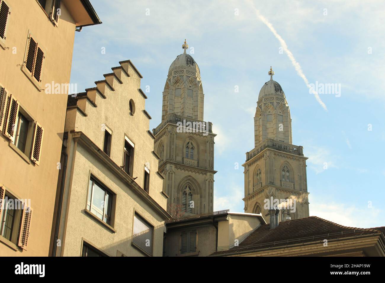 Torri gemelle del Grossmünster visto da Niederdorf (Zurigo, Svizzera) Foto Stock