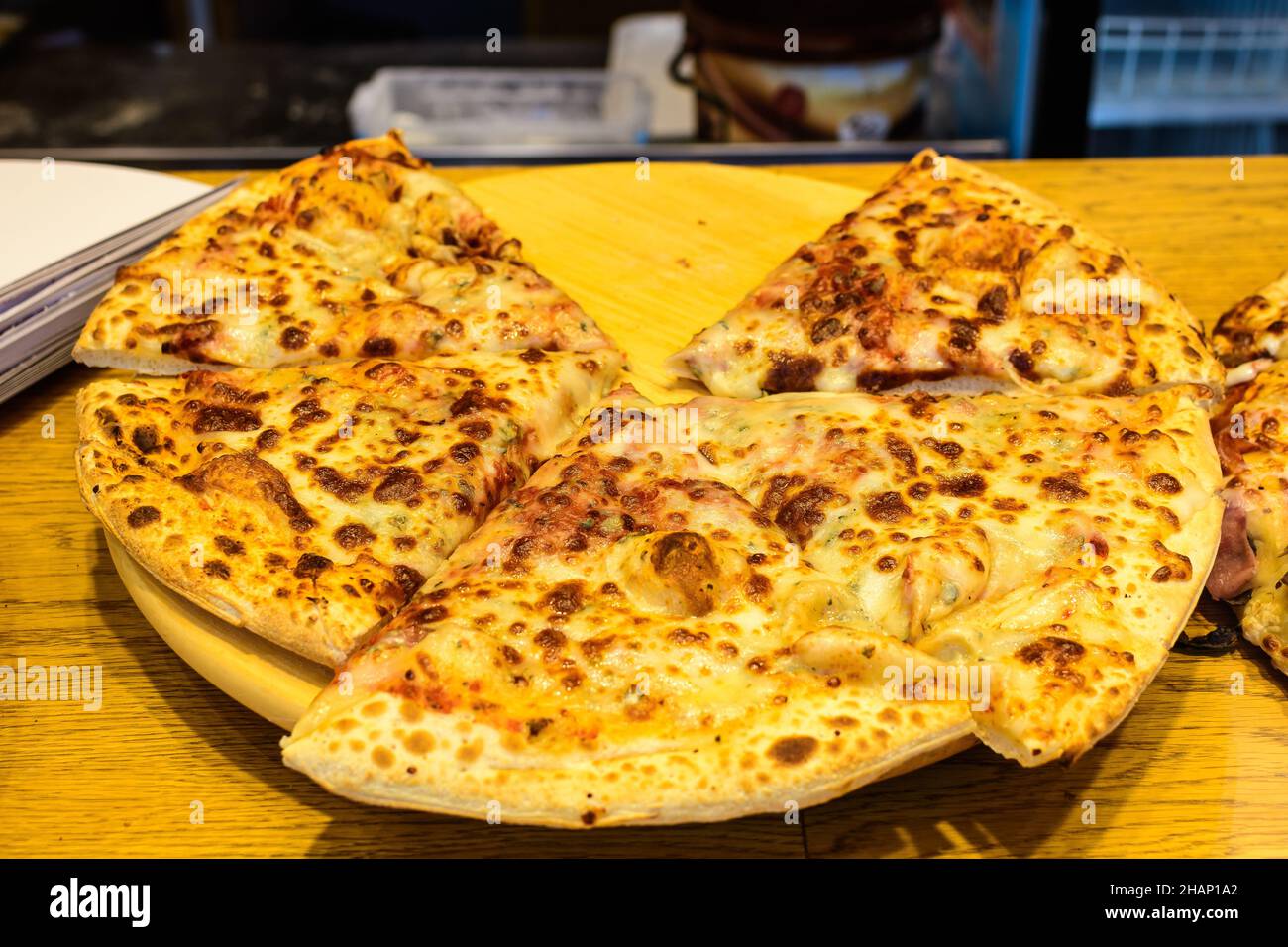 Pizza italiana tradizionale con prosciutto, formaggio mzozarella e olive in vendita presso un festival del mercato alimentare di strada a Bucarest, Romania, hea Foto Stock
