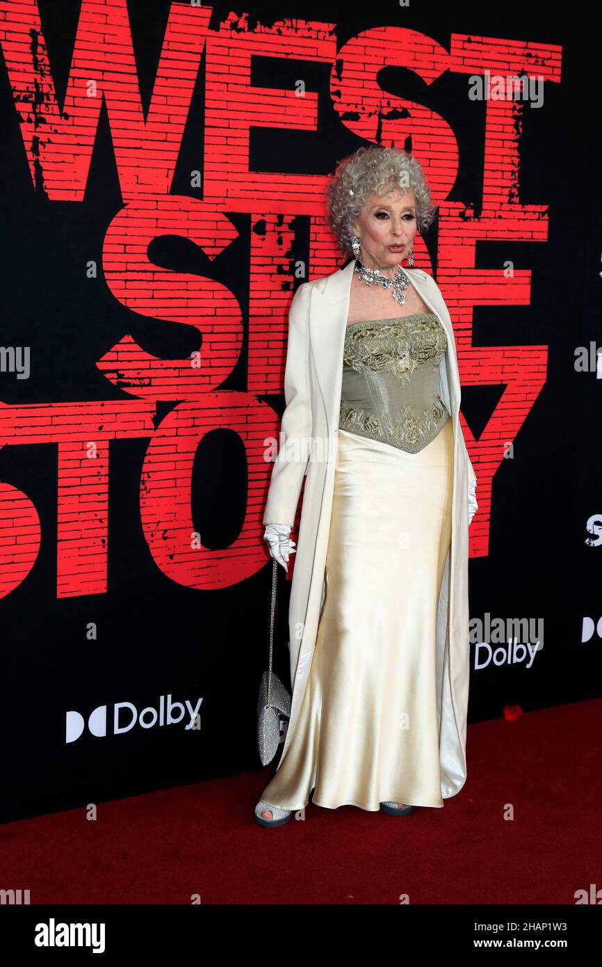 Los Angeles, Stati Uniti. 07th Dic 2021. LOS ANGELES - DEC 7: Rita Moreno al West Side Story Premiere al Teatro El Capitan il 7 dicembre 2021 a Los Angeles, CA (Photo by Katrina Jordan/Sipa USA) Credit: Sipa USA/Alamy Live News Foto Stock