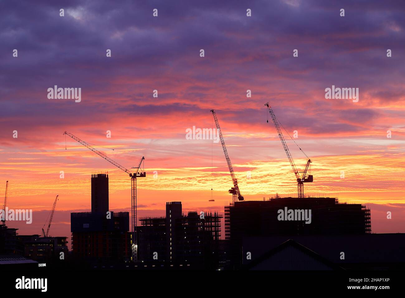 Sunrise a Leeds, dietro gli appartamenti Junction attualmente in costruzione Foto Stock