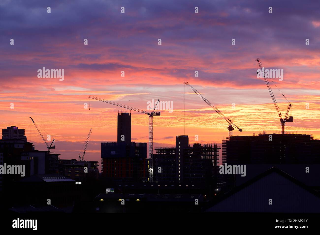 Sunrise a Leeds, dietro gli appartamenti Junction attualmente in costruzione Foto Stock