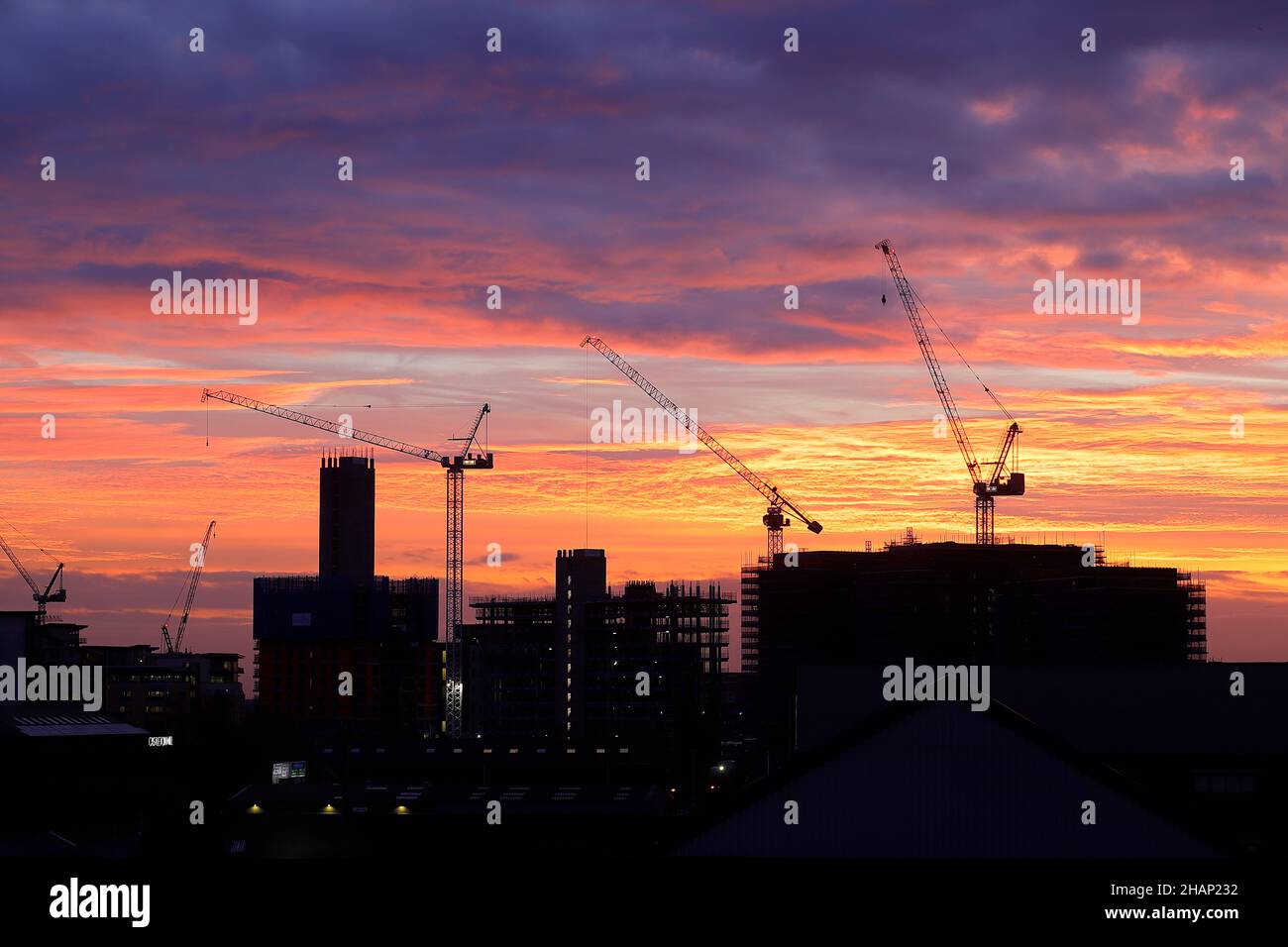 Sunrise a Leeds, dietro gli appartamenti Junction attualmente in costruzione Foto Stock