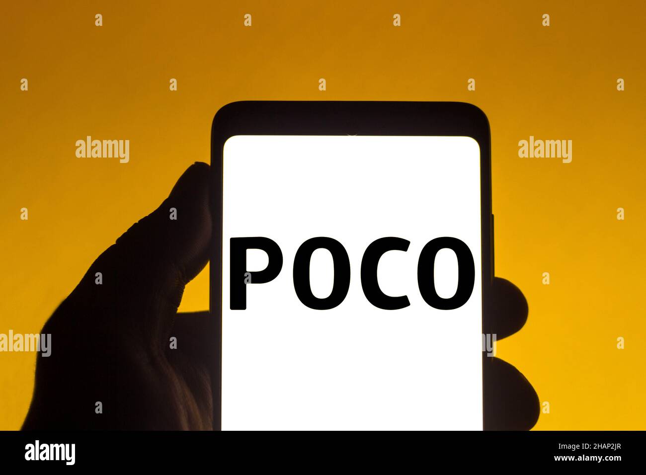 In questa figura, sullo smartphone viene visualizzato il logo POCO. Foto Stock