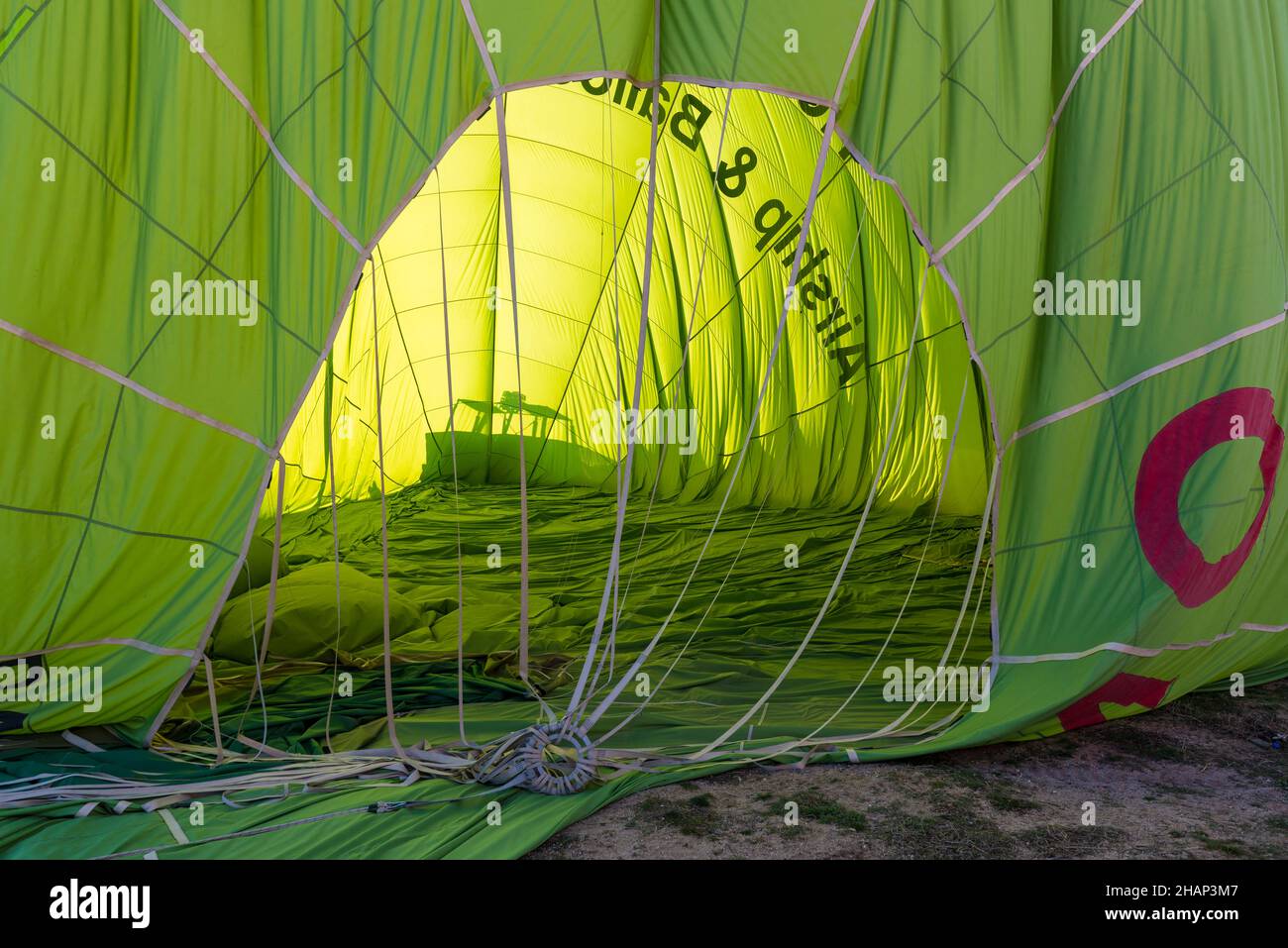 Vista all'interno di un pallone ad aria calda durante lo sgonfiaggio dopo l'atterraggio. Cappadocia, Anatolia Centrale, Turchia Foto Stock