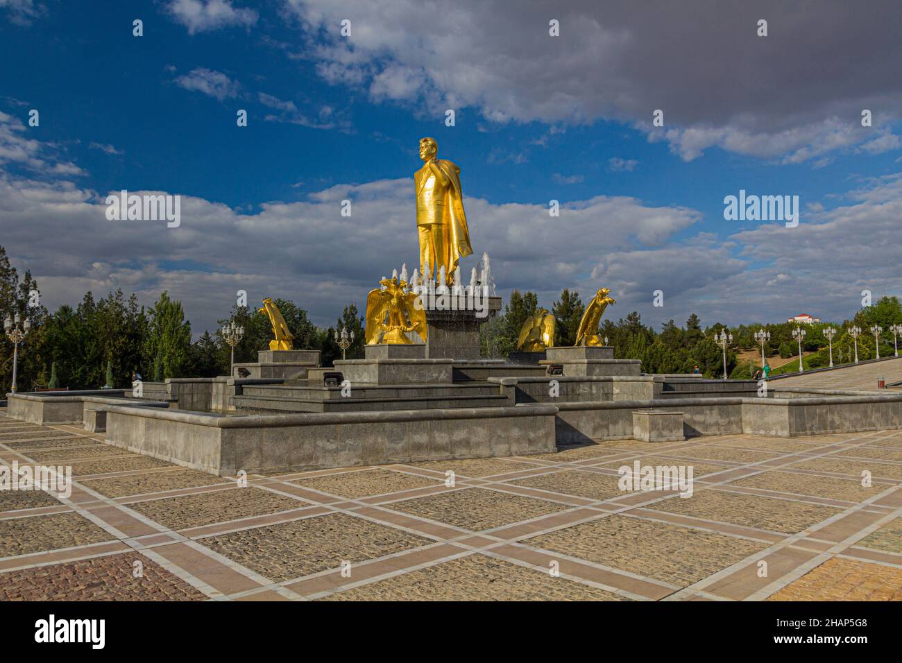 ASHGABAT, TURKMENISTAN - 17 APRILE 2018: Statua d'oro di Saparmurat Niyazov ad Ashgabat, Turkmenistan Foto Stock