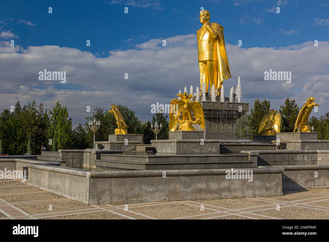 ASHGABAT, TURKMENISTAN - 17 APRILE 2018: Statua d'oro di Saparmurat Niyazov ad Ashgabat, Turkmenistan Foto Stock