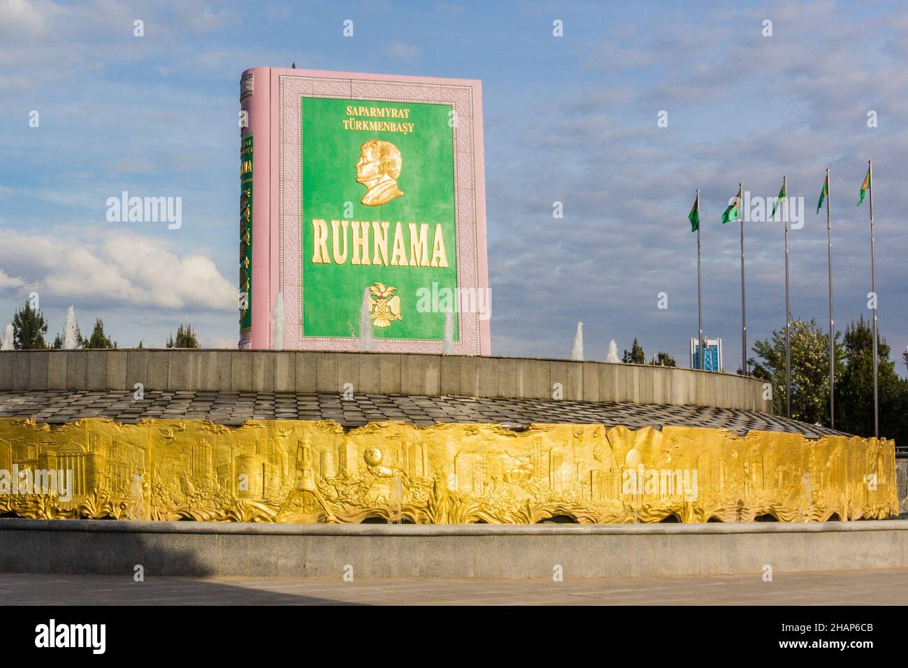 ASHGABAT, TURKMENISTAN - 17 APRILE 2018: Statua di Ruhnama, libro dell'anima, scritto da Turkmenbshi, il primo presidente del Turkmenistan ad Ashgabat, Foto Stock