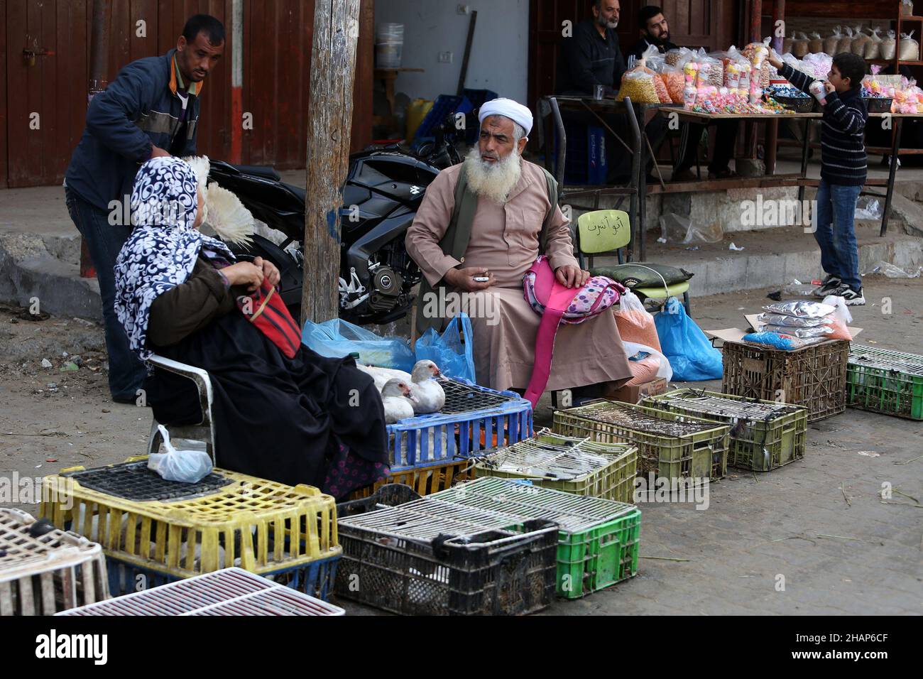 I palestinesi fanno acquisti nel mercato di Rafah, nella striscia meridionale di Gaza, il 14 dicembre 2021. Foto Stock