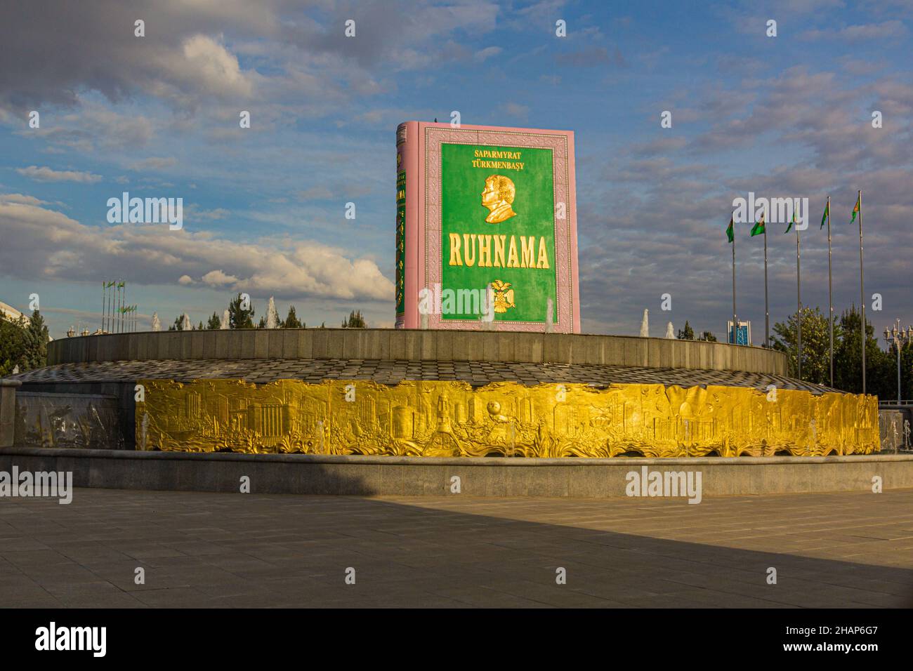 ASHGABAT, TURKMENISTAN - 17 APRILE 2018: Statua di Ruhnama, libro dell'anima, scritto da Turkmenbshi, il primo presidente del Turkmenistan ad Ashgabat, Foto Stock