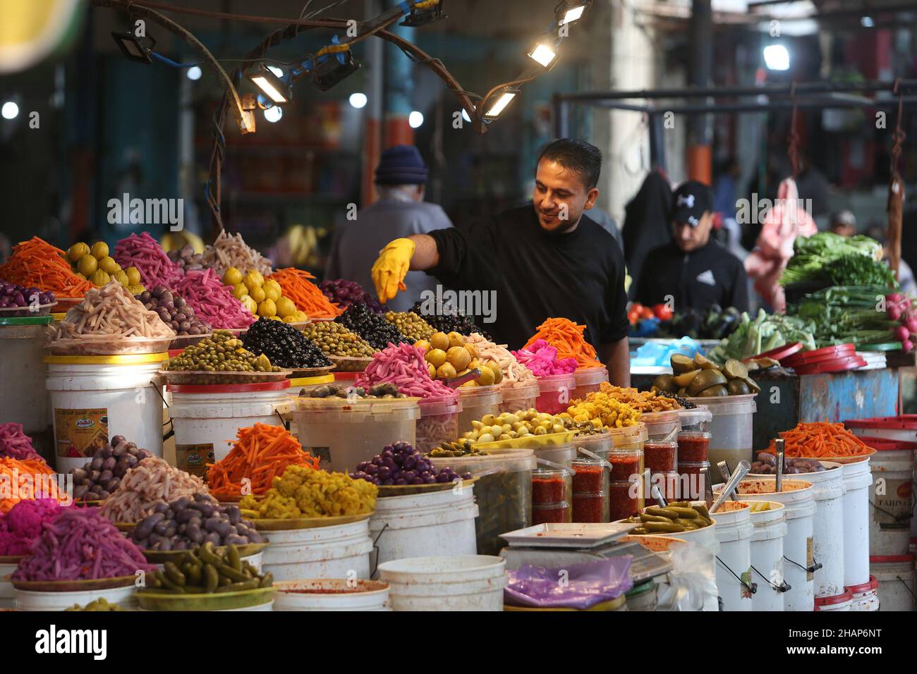 I palestinesi fanno acquisti nel mercato di Rafah, nella striscia meridionale di Gaza, il 14 dicembre 2021. Foto Stock