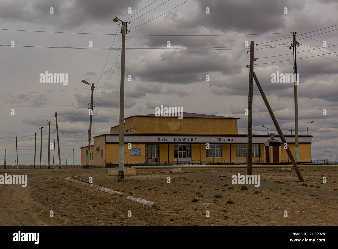 MUYNAQ, UZBEKISTAN - 22 APRILE 2018: 3D cinema nell'ex città portuale Moynaq Mo ynoq o Muynak , Uzbekistan Foto Stock