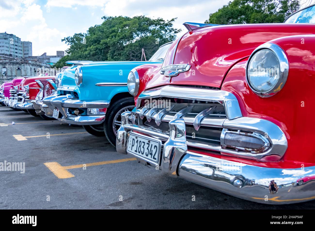 Fila di classiche auto cubane di colori diversi Foto Stock