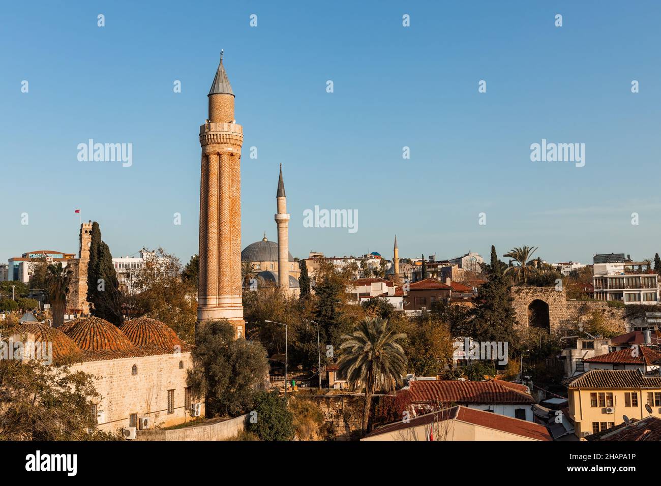 La Moschea di Yivliminare (Yivliminare Cami), la Moschea di Ulu ad Antalya, una moschea storica costruita dal Sultano Seljuk Alaaddin Keykubad, il minareto fluito. Foto Stock