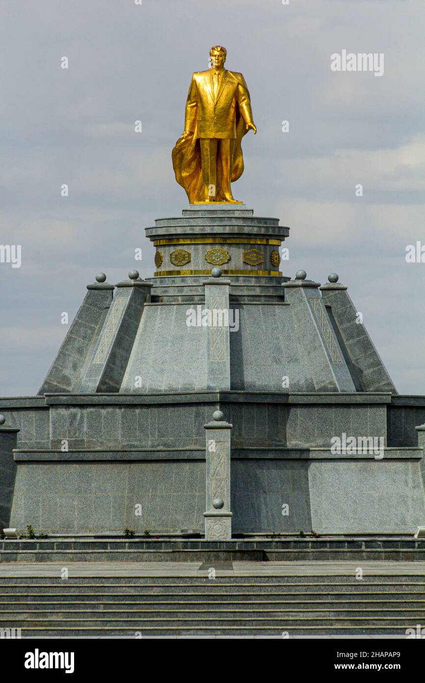 Statua d'oro di Saparmurat Niyazov nel Parco dell'Indipendenza di dieci anni ad Ashgabat, capitale del Turkmenistan. Foto Stock