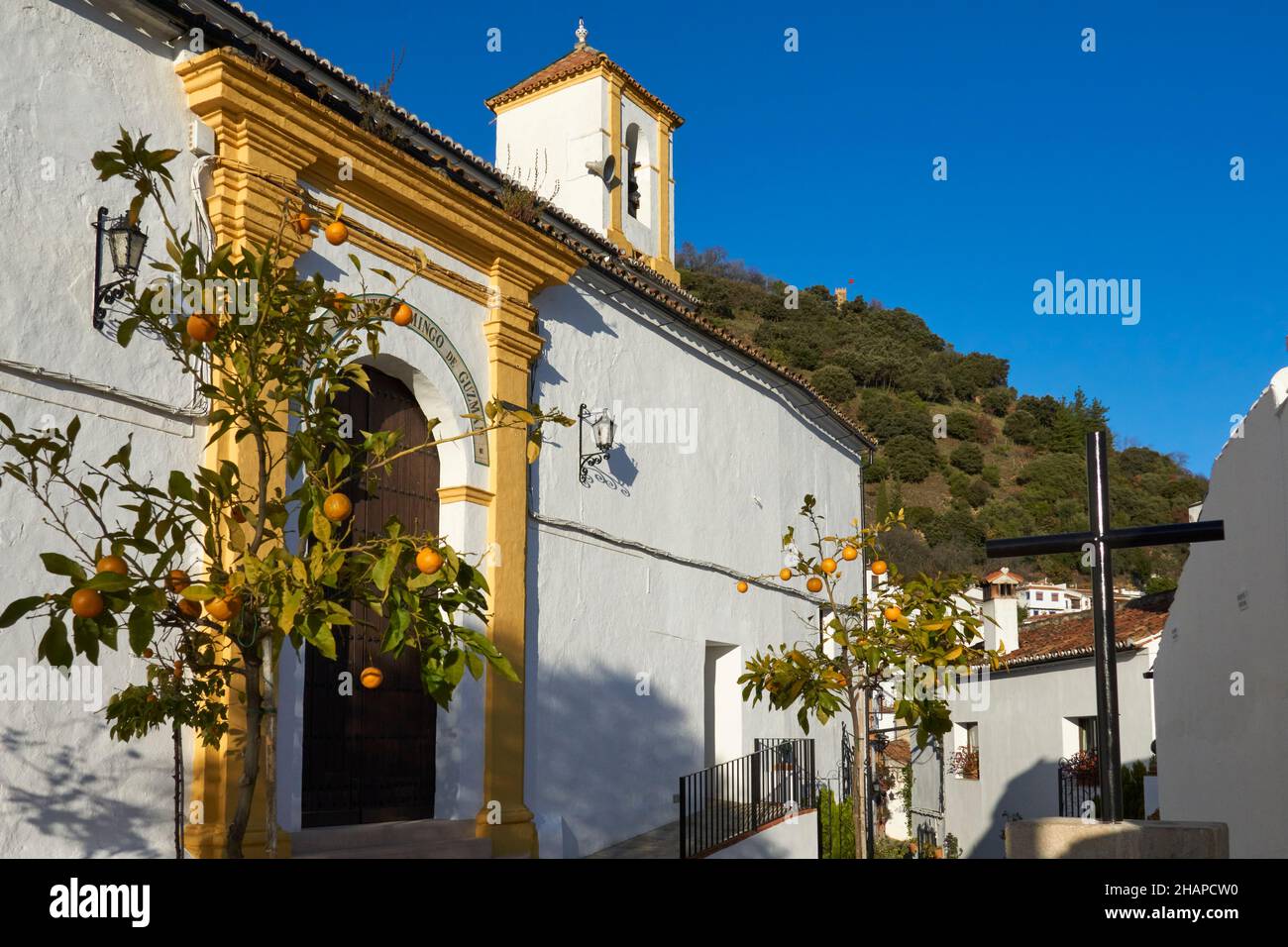 Facciata e cortile della Chiesa di Santo Domingo nel villaggio di Benalauria nella Valle Genale, Malaga. Andalusia, Spagna. Foto Stock