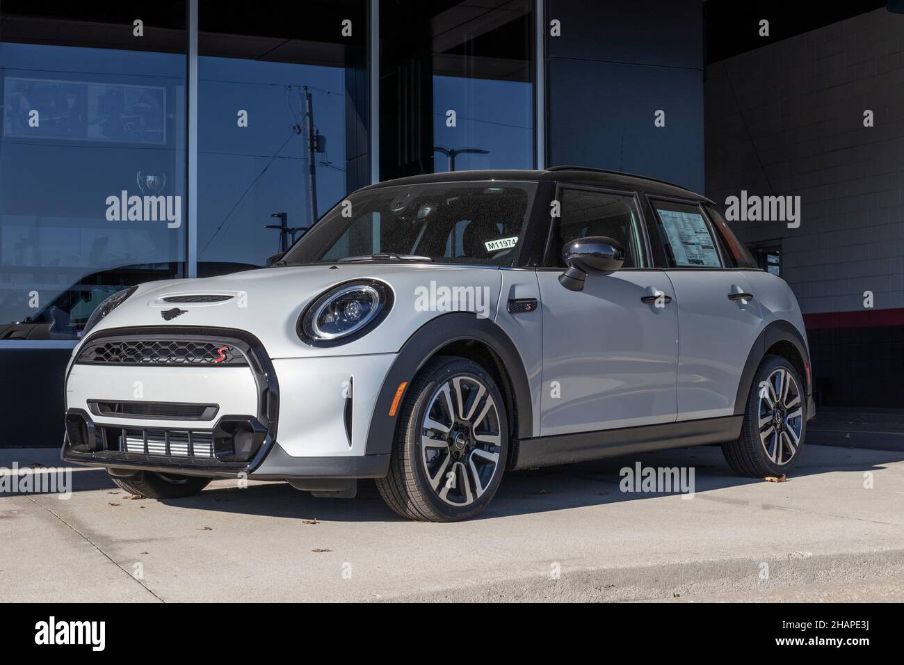 Indianapolis - circa Dicembre 2021: Mini Cooper S Hardtop display presso una concessionaria Mini. Mini è una filiale di BMW. Foto Stock